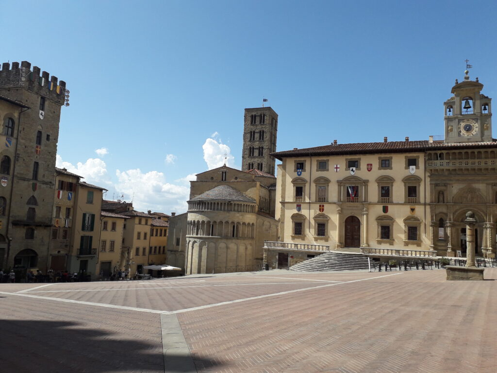 “M’era parso tutto bello, ma la vetusta e tranquilla cittadella, in un giorno di tenera maturazione, mi fu in qualche modo più vicina. Attorno c’erano delle stupende colline; i cipressi proiettavano ombre diritte ai suoi fianchi, mentre nel mezzo preparava un mirabile miscuglio italiano di cereali, di vigne e di fichi, di pesche e di cavoli, di ricordi e immagini: tutto e niente”
Henry James, Ore Aretine (1873), da “Arezzo, lo spirito del luogo” a cura di Attilio Brilli.